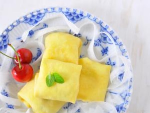 クレープをかじるとシャキシャキサラダがいっぱい!
